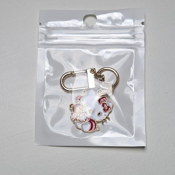 Winking Hello Kitty Keychain - Picture 6 of 6